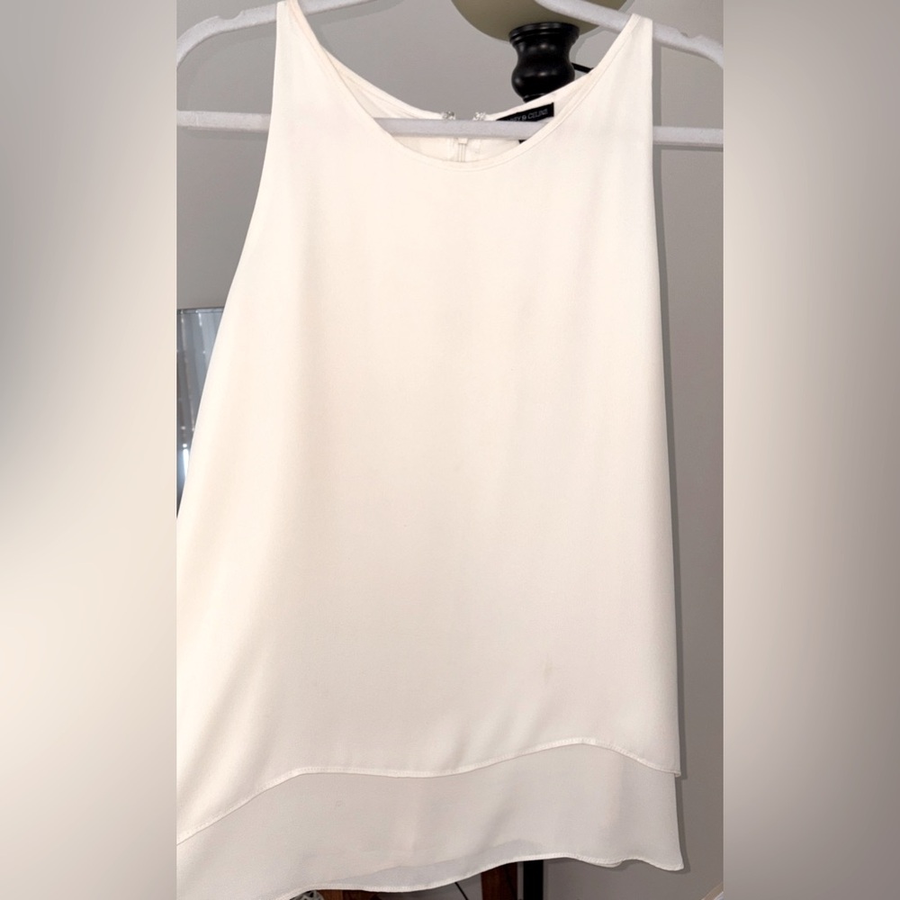 Sleeveless white blouse. Chiffon Layered bottom and longer back. Large - Picture 10 of 13